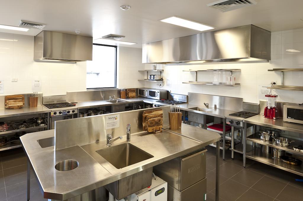 A Pousada Bounce Sydney Surry Hills Exterior foto A commercial kitchen