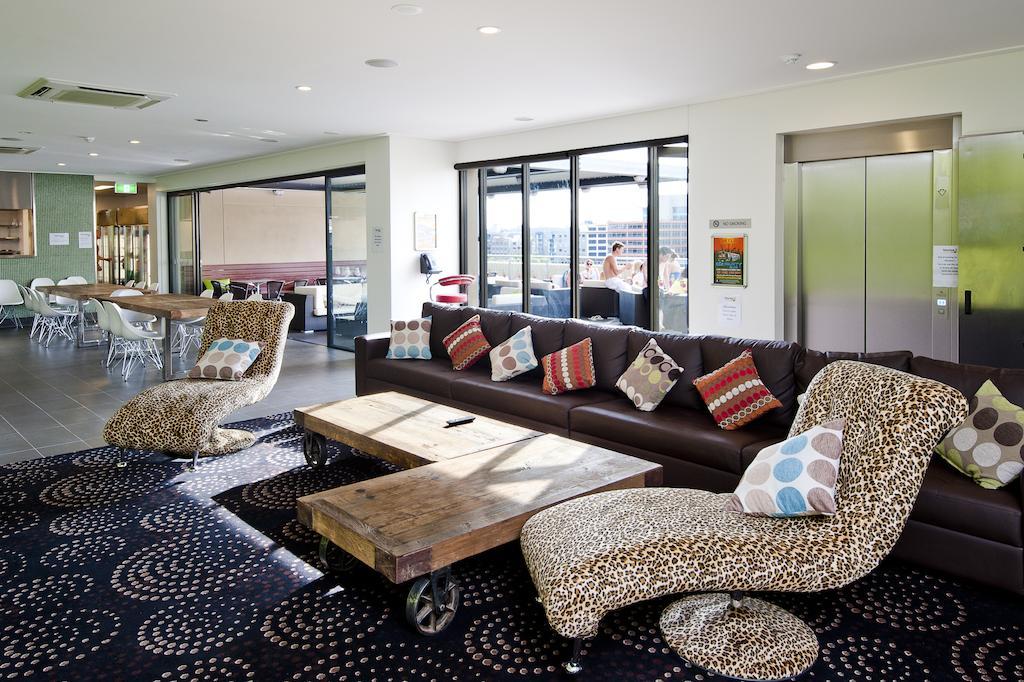 A Pousada Bounce Sydney Surry Hills Exterior foto The common room at the University of Western Australia's Union Hall