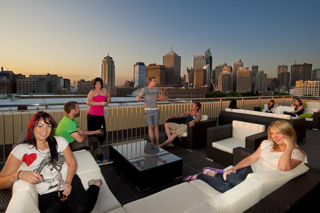 A Pousada Bounce Sydney Surry Hills Exterior foto The rooftop bar at the Standard East Village