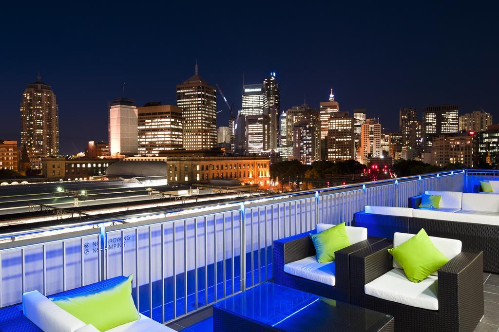 A Pousada Bounce Sydney Surry Hills Exterior foto The rooftop bar at the Hotel Commonwealth