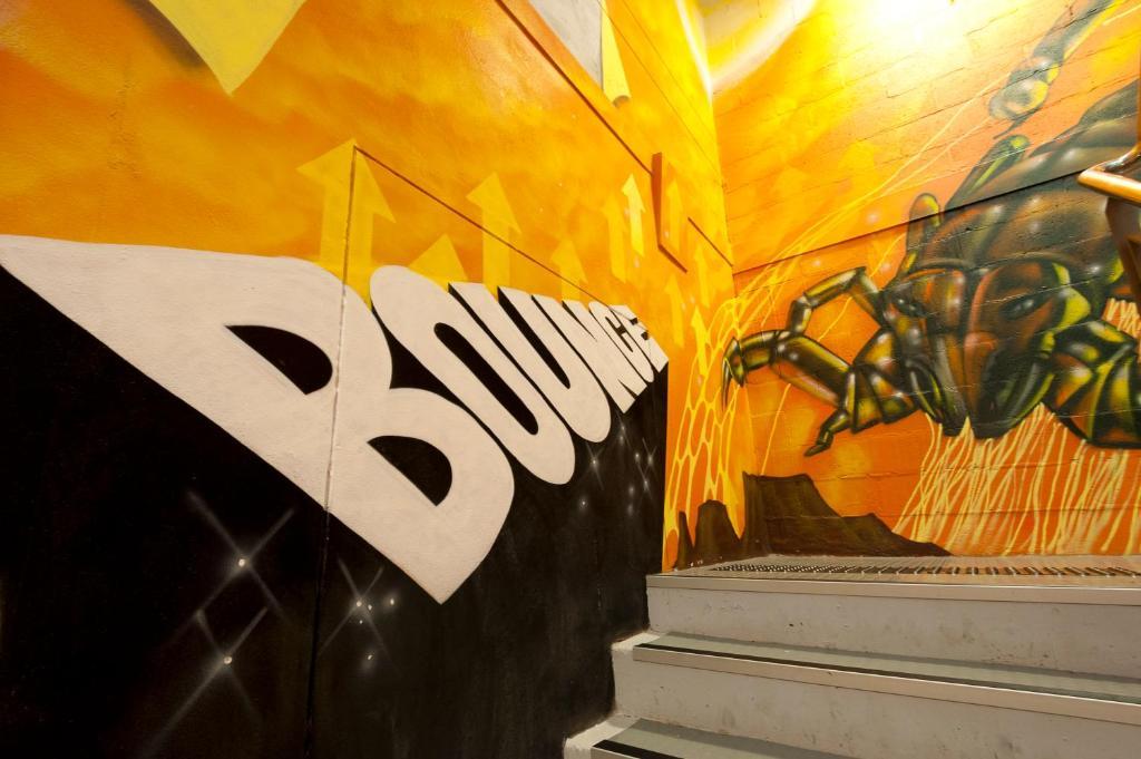 A Pousada Bounce Sydney Surry Hills Exterior foto The entrance to the 3000