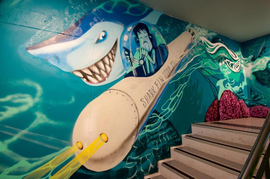 A Pousada Bounce Sydney Surry Hills Exterior foto The Shark and the Flute