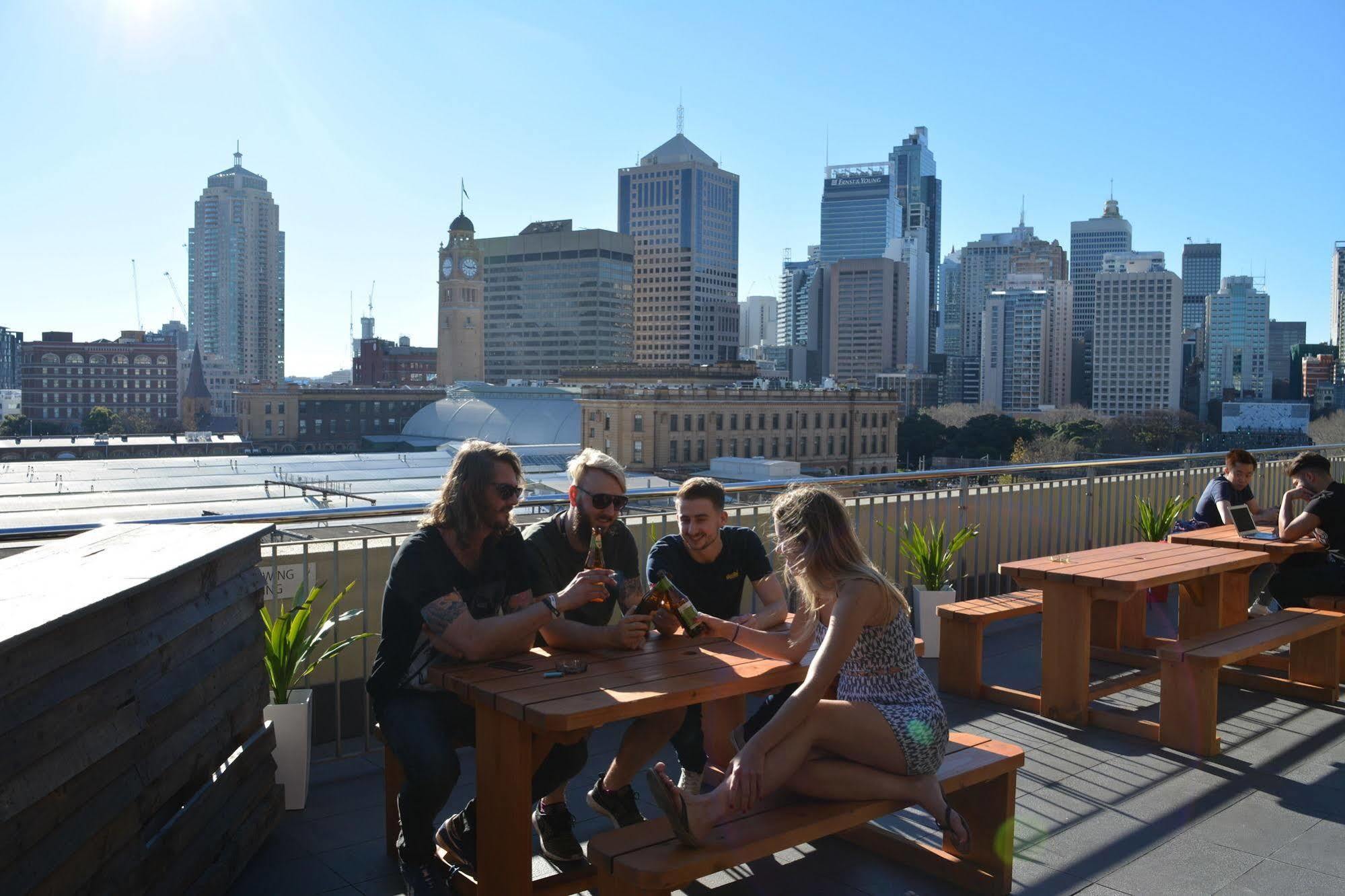 A Pousada Bounce Sydney Surry Hills Exterior foto Rooftop bar at the Standard East Village
