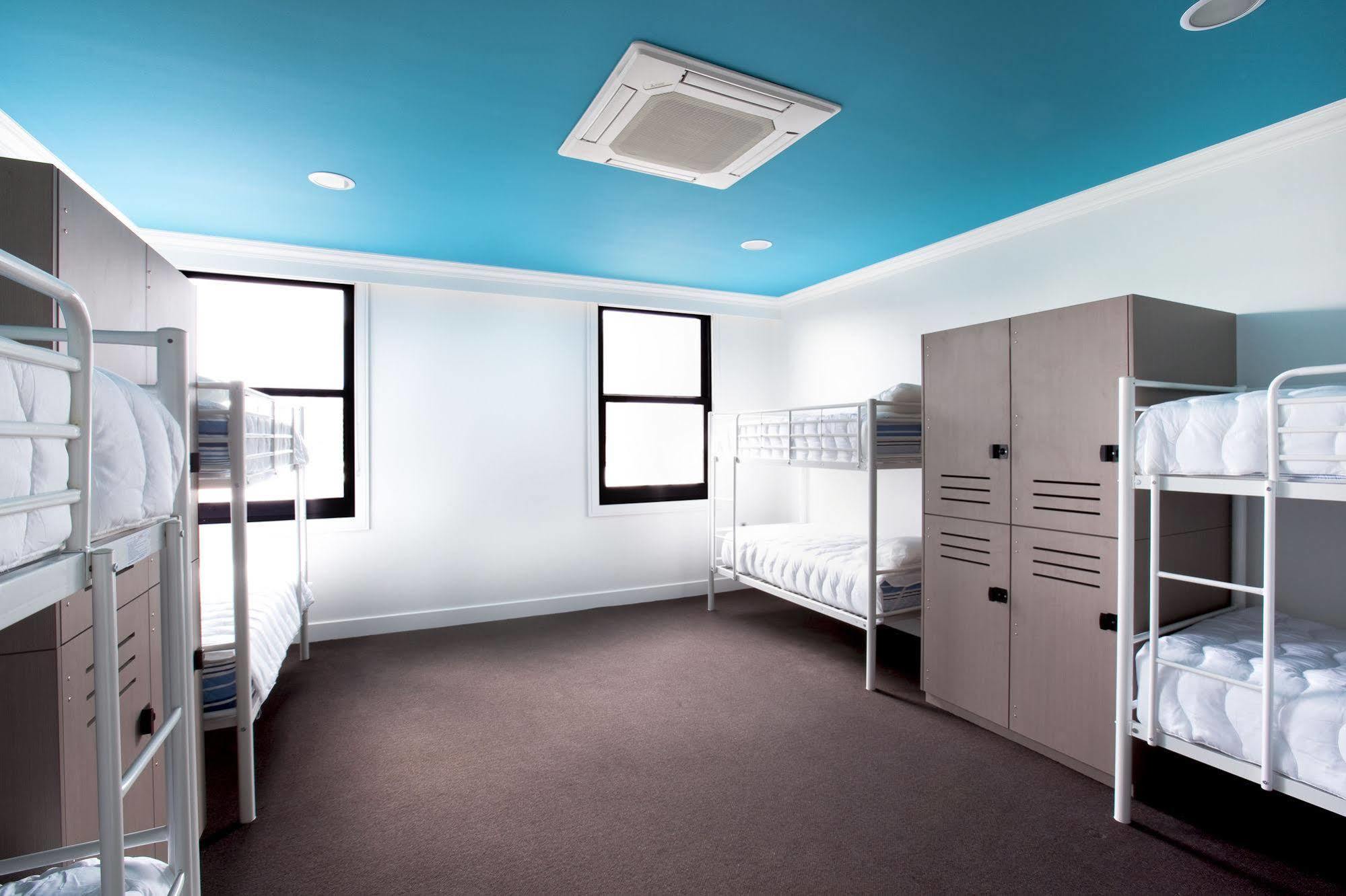 A Pousada Bounce Sydney Surry Hills Exterior foto A typical room at a capsule hotel