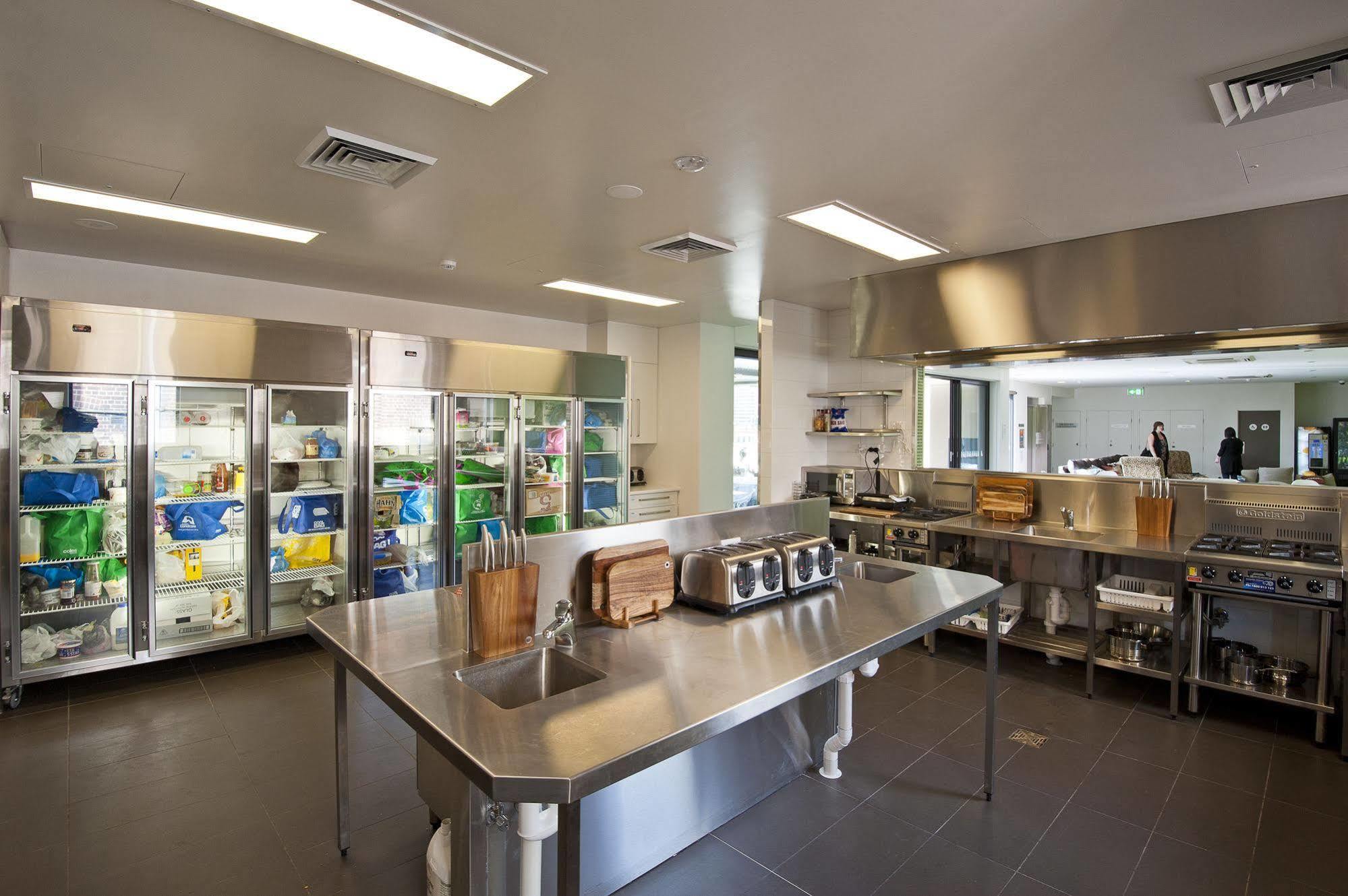 A Pousada Bounce Sydney Surry Hills Exterior foto A commercial kitchen