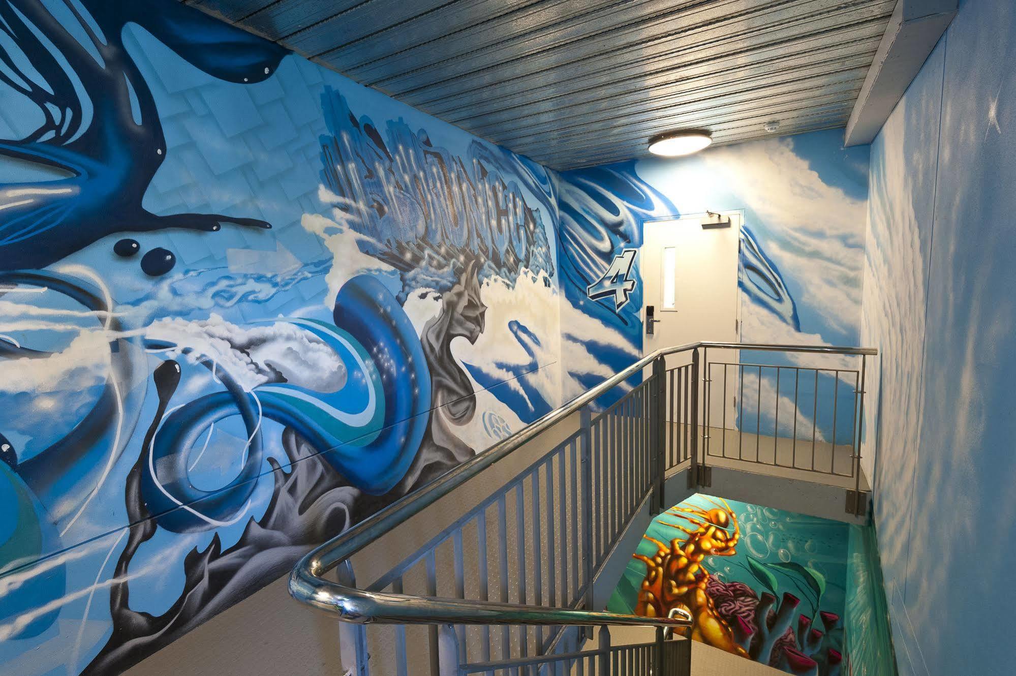 A Pousada Bounce Sydney Surry Hills Exterior foto Mural in the stairwell of the school